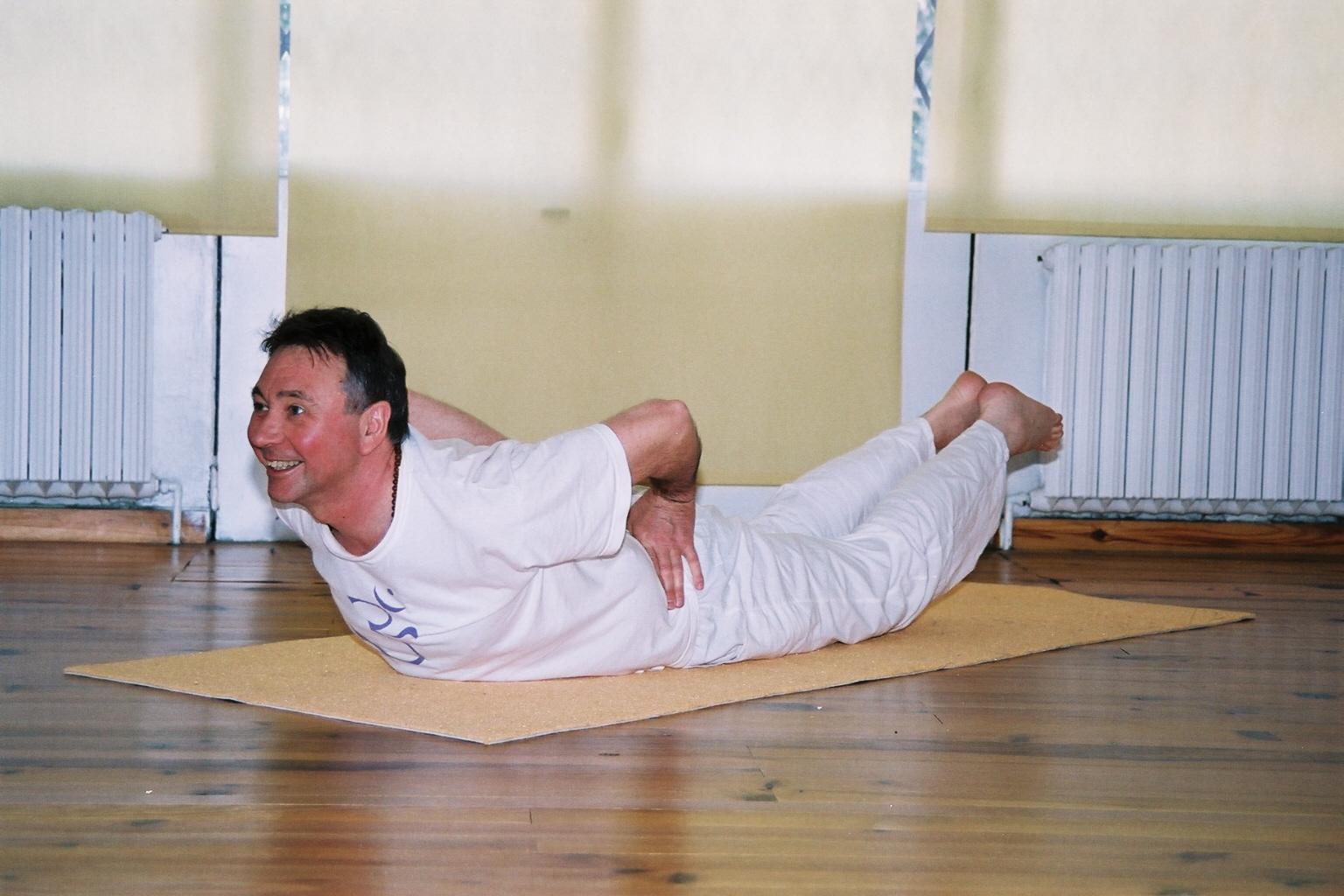 5 Salabha asana la sauterelle Vidéo