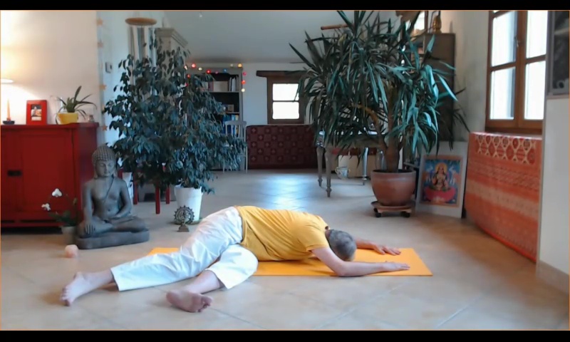 61 Vistipadaparvabhunamaskara asana La salutation à la terre